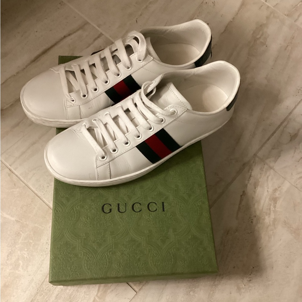 Authentic Gucci White Leather Low-Top Sneakers with Red & Green Stripe